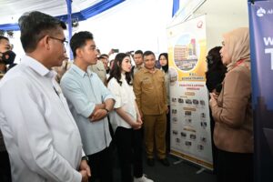 Wapres Gibran Rakabuming saat meninjau bursa kerja di Festival Vokasi Balai Besar Pelatihan Vokasi dan Produktivitas (BBPVP) Medan, Senin (23/12/2024) di Medan, Sumatera Utara. (Foto: Setwapres RI)