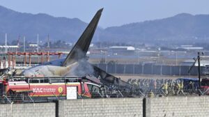 Petugas dan anggota tim penyelamat bekerja di landasan pacu Bandara Internasional Muan di Muan, Korea Selatan, Minggu, 29 Desember 2024. Foto: AP/Lee Young-ju