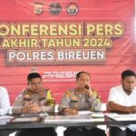 Kapolres Bireuen, AKBP Jatmiko, yang didampingi Kasat Reskrim Polres Bireuen, AKP Adimas Firmansyah, Kasat Lantas, Iptu Mulyadi SH, MH, Kasat Narkoba, AKP, Yasir Arafat, dalam konferensi pers akhir tahun, Senin (30/12/2024) (foto: Ihkwati/Kabar Bireuen)