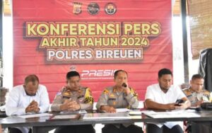 Kapolres Bireuen, AKBP Jatmiko, yang didampingi Kasat Reskrim Polres Bireuen, AKP Adimas Firmansyah, Kasat Lantas, Iptu Mulyadi SH, MH, Kasat Narkoba, AKP, Yasir Arafat, dalam konferensi pers akhir tahun, Senin (30/12/2024) (foto: Ihkwati/Kabar Bireuen)