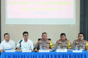 Kapolres Aceh Besar AKBP Sujoko S.I.K.,M.H (tengah) memimpin kegiatan Press Release Akhir Tahun 2024 bertempat di Aula Satya Haprabu Polres Aceh Besar, Senin (30/12/2024). Foto : Humas Polres Aceh Besar