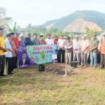 Kepala Kanwil Kementerian Agama Provinsi Aceh, Azhari dan jajaran saat melaksanakan bakti sosial (baksos) penanaman pohon kelapa hibrida, di lahan wakaf dalam kawasan Masjid Besar Tgk Chik Maharaja Gurah, Kecamatan Peukan Bada Kabupaten Aceh Besar, pada Minggu (29/12). Foto: Humas Kemenag Aceh.