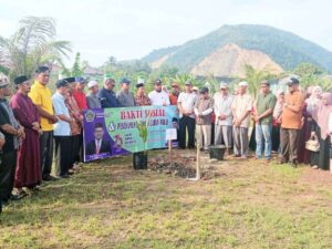 Kepala Kanwil Kementerian Agama Provinsi Aceh, Azhari dan jajaran saat melaksanakan bakti sosial (baksos) penanaman pohon kelapa hibrida, di lahan wakaf dalam kawasan Masjid Besar Tgk Chik Maharaja Gurah, Kecamatan Peukan Bada Kabupaten Aceh Besar, pada Minggu (29/12). Foto: Humas Kemenag Aceh.