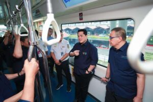 Menteri BUMN Erick Thohir saat menjajal kereta Bandara di Jakarta. Foto: Kementerian BUMN