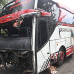 Bangkai bus pariwisata bernopol DK 7942 GB ringsek usai terlibat kecelakaan beruntun di Kota Batu, Jawa Timur, Kamis (9/1/2025). (Foto: ANTARA FOTO/Ari Bowo Sucipto/foc)