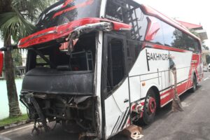 Bangkai bus pariwisata bernopol DK 7942 GB ringsek usai terlibat kecelakaan beruntun di Kota Batu, Jawa Timur, Kamis (9/1/2025). (Foto: ANTARA FOTO/Ari Bowo Sucipto/foc)