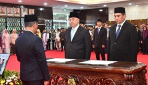 Menteri ESDM Bahlil Lahadalia melantik Nasri Jalal (kanan) sebagai Kepala BPMA, Kamis, 16 Januari 2025. Foto: via rmolaceh