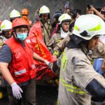 Sejumlah petugas mengevakuasi jenazah korban kebakaran Glodok Plaza, Jakarta, Kamis (16/1/2025). (Foto: ANTARA FOTO/Sulthony Hasanuddin/foc)