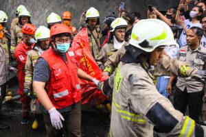 Sejumlah petugas mengevakuasi jenazah korban kebakaran Glodok Plaza, Jakarta, Kamis (16/1/2025). (Foto: ANTARA FOTO/Sulthony Hasanuddin/foc)