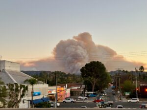 Asap dari kebakaran hutan di Los Angeles menyebar ke Pusat kota. (Foto: KJRI di California)