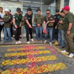 Komunitas ARMI lakukan aksi tabur bunga di TKP penembakan di Rest Area Km 45 Tangerang-Merak. Foto: Kompas/Intan Afrida Rafni