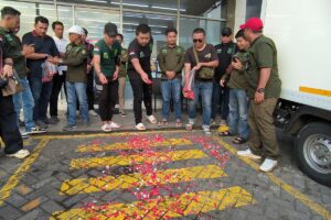 Komunitas ARMI lakukan aksi tabur bunga di TKP penembakan di Rest Area Km 45 Tangerang-Merak. Foto: Kompas/Intan Afrida Rafni