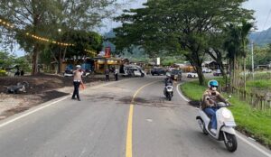 Personel Polantas Polda Aceh mengatur arus lalulintas disekitar laka lantas. Foto: Ditlantas Polda Aceh