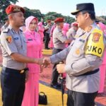 Kapolda Aceh, Irjen Pol Achmad Kartiko, menyalami personel Polda Aceh yang naik pangkat satu tingkat lebih tinggi. (Foto: Dok. Humas Polda Aceh/MC Aceh)