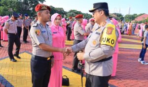 Kapolda Aceh, Irjen Pol Achmad Kartiko, menyalami personel Polda Aceh yang naik pangkat satu tingkat lebih tinggi. (Foto: Dok. Humas Polda Aceh/MC Aceh)