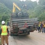 Baja untuk perbaikan jembatan yang rusak akibat banjir di Aceh Tenggara. Foto : Dok. BPBD Aceh Tenggara