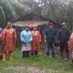 Tim kesehatan hewan Disbunnak Aceh Timur bersama petugas kesehatan hewan Dinas Peternakan Aceh vaksinasi dan pemberian anti biotik terhadap sapi yang terjangkit PMK di Desa Alue Gadeng, Kecamatan Birem Bayeun, Aceh Timur. Foto: (Dok. Disbunnak Aceh Timur)