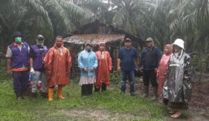 Tim kesehatan hewan Disbunnak Aceh Timur bersama petugas kesehatan hewan Dinas Peternakan Aceh vaksinasi dan pemberian anti biotik terhadap sapi yang terjangkit PMK di Desa Alue Gadeng, Kecamatan Birem Bayeun, Aceh Timur. Foto: (Dok. Disbunnak Aceh Timur)