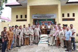 Kapolres Aceh Besar AKBP Sujoko S.I.K.,M.H., menunjukkan komitmennya dalam mendukung Program Asta Cita Presiden RI bidang Ketahanan Pangan dengan menyerahkan Pupuk dan Bibit Jagung kepada petani di 13 Kecamatan di wilayah hukum Polres Aceh Besar, Senin (13/01/2025). Foto: InfoPublik