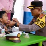 Kapolres Aceh Utara, AKBP Nanang Indra Bakti, menyuap makanan bergizi untuk salah seorang murid TK. Foto: Dok. Humas Polres Aceh Utara