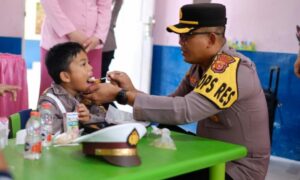 Kapolres Aceh Utara, AKBP Nanang Indra Bakti, menyuap makanan bergizi untuk salah seorang murid TK. Foto: Dok. Humas Polres Aceh Utara