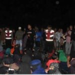 Imigran Rohingya di relokasi ke panampungan sementara dari pantai Lauge, Kecamatan Peureulak, Kabupaten Aceh Timur. Foto: Dok. Badan Kesbangpol Pemkab Aceh Timur