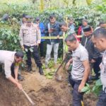 Mayat wanita ditemukan di kebun kopi, di Bener Meriah, Kamis (30/1/2025). Mayat tersebut ditemukan dalam kondisi dikubur dengan menggunakan drum dan dicor menggunakan semen. Foto: LintasGayo