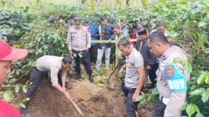 Mayat wanita ditemukan di kebun kopi, di Bener Meriah, Kamis (30/1/2025). Mayat tersebut ditemukan dalam kondisi dikubur dengan menggunakan drum dan dicor menggunakan semen. Foto: LintasGayo