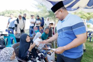 Pj Gubernur Aceh Dr, Safrizal, ZA, M.Si didampingi oleh Pj ketua TP PKK Aceh Safriati, S.Si, M.Si dan Kadinsos Aceh Dr. Muslem Yacob, S.Ag, M.Pd menyerahkan bantuan respon kasus untuk lansia, disabilitas dan Santunan kepada Anak yatim di Desa Iboih kota Sabang. 01/01/2025. Foto: Biro Adpim