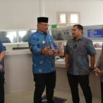 Pj. Gubernur Aceh, Dr. Safrizal, ZA. M. Si didampingi Plt. Asisten Administrasi Umum Sekda Aceh, Abdul Qahar, Kepala BPKA , Reza Saputra dan Karo Hukum Setda Aceh, Junaidi melakukan Sidak Ke Kantor Samsat Banda Aceh Guna Kelancaran Pengurusan Pajak Bermotor, Kamis, 02/01/2025. Foto: Biro Adpim