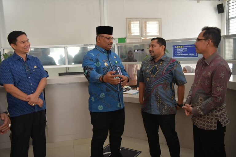 Pj. Gubernur Aceh, Dr. Safrizal, ZA. M. Si didampingi Plt. Asisten Administrasi Umum Sekda Aceh, Abdul Qahar, Kepala BPKA , Reza Saputra dan Karo Hukum Setda Aceh, Junaidi melakukan Sidak Ke Kantor Samsat Banda Aceh Guna Kelancaran Pengurusan Pajak Bermotor, Kamis, 02/01/2025. Foto: Biro Adpim