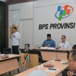 Penjabat Gubernur Aceh, Dr. H. Safrizal ZA., M.Si., menghadiri rilis data statistik yang digelar oleh Badan Pusat Statistik (BPS) Aceh, Senin (2/1/2025). Turut hadir Asisten II Setda Aceh Zulkifli, Kepala Dinas Perhubungan, Kepala Kominsa, perwakilan Bank Indonesia, Otoritas Jasa Keuangan, Bank Syariah Indonesia, dan instansi vertikal lainnya. Foto: Biro Adpim