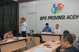 Penjabat Gubernur Aceh, Dr. H. Safrizal ZA., M.Si., menghadiri rilis data statistik yang digelar oleh Badan Pusat Statistik (BPS) Aceh, Senin (2/1/2025). Turut hadir Asisten II Setda Aceh Zulkifli, Kepala Dinas Perhubungan, Kepala Kominsa, perwakilan Bank Indonesia, Otoritas Jasa Keuangan, Bank Syariah Indonesia, dan instansi vertikal lainnya. Foto: Biro Adpim