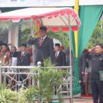 Plt Sekretaris Daerah Aceh, Drs. Muhammad Diwarsyah, M,Si, Inspektur Upacara Hari Amal Bakti Kemenang RI ke-79, di Halaman Asrama Haji Embarkasi Aceh, Jumat, 3/1/2025. Foto: Biro Adpim