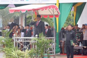 Plt Sekretaris Daerah Aceh, Drs. Muhammad Diwarsyah, M,Si, Inspektur Upacara Hari Amal Bakti Kemenang RI ke-79, di Halaman Asrama Haji Embarkasi Aceh, Jumat, 3/1/2025. Foto: Biro Adpim