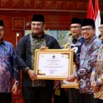 Penjabat Gubernur Aceh, Dr. H. Safrizal ZA, M.Si, Memberi arahan pada Malam Apresiasi Kementerian Agama Aceh 2025 untuk memeri penghargaan kepada tokoh dan lembaga yang berpartisipasi dalam pembangunan keagamaan di Provinsi Aceh, di Anjong Mon Mata Pendop Gubernur Aceh, Sabtu, 4/1/2024. Foto: Biro Adpim