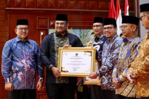 Penjabat Gubernur Aceh, Dr. H. Safrizal ZA, M.Si, Memberi arahan pada Malam Apresiasi Kementerian Agama Aceh 2025 untuk memeri penghargaan kepada tokoh dan lembaga yang berpartisipasi dalam pembangunan keagamaan di Provinsi Aceh, di Anjong Mon Mata Pendop Gubernur Aceh, Sabtu, 4/1/2024. Foto: Biro Adpim