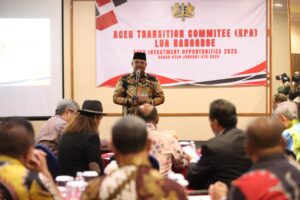 Penjabat Gubernur Aceh, Dr. H. Safrizal ZA, M.Si, memberi sambutan pada acara Aceh Investment Opportunities 2025, di Hermes Hotel Banda Aceh, Minggu, 5/1/2025. Foto: Biro Adpim