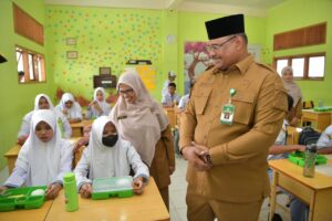 Pj. Gubernur Aceh, Dr. Safrizal, ZA. M. Si didampingi Plt. Sekda Aceh, Muhammad Diwarsyah dan Pj. Walikota Banda Aceh, Almuniza Kamal Pemantauan Pemberian Makanan Bergizi di SMA N 16 Banda Aceh, Pango, Senin, 06/01/2025.