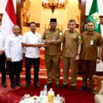 Pengurus SPS Aceh yang dipimpin Muktarruddin saat beraudiensi dengan Pj Gubernur Aceh, DR. H. Safrizal ZA, M.Si, di Pendopo Gubernur Aceh, Selasa, 7 Januari 2025. Foto: Dokumen SPS Aceh