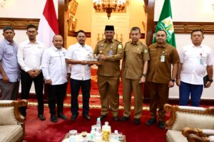 Pengurus SPS Aceh yang dipimpin Muktarruddin saat beraudiensi dengan Pj Gubernur Aceh, DR. H. Safrizal ZA, M.Si, di Pendopo Gubernur Aceh, Selasa, 7 Januari 2025. Foto: Dokumen SPS Aceh