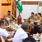 Penjabat Gubernur Aceh, Dr. H. Safrizal ZA, M.Si, menerima audiensi Dewan Pengurus KADIN Aceh, di Pendopo Gubernur Aceh, Selasa, 7/1/2025. Foto: Biro Adpim