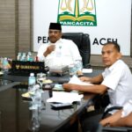 Pj Gubernur Aceh Safrizal Mengikuti Rapat Penyelesaian Penataan Tenaga non ASN di Instansi Pemda melalui Zoom Meeting di pendopo Gubernur Aceh, Rabu 8 Januari 2025. Foto: Biro Adpim