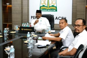 Pj Gubernur Aceh Safrizal Mengikuti Rapat Penyelesaian Penataan Tenaga non ASN di Instansi Pemda melalui Zoom Meeting di pendopo Gubernur Aceh, Rabu 8 Januari 2025. Foto: Biro Adpim