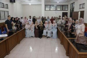 Bunda PAUD Aceh, Hj. Safriati, S.Si., M.Si., mengajak para guru dan wali murid untuk berperan aktif dalam membangun karakter anak-anak melalui pendidikan keluarga, dalam acara Parenting dan Sosialisasi Program Semester Genap Tahun 2024/2025, yang digelar oleh TP PKK Aceh di aula PAUD Permata Hati, Kamis (9/1/2025). Foto: Biro Adpim