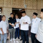 Penjabat (Pj) Gubernur Aceh, Dr. H. Safrizal ZA, M.Si., meninjau proses verifikasi pembangunan rumah layak huni yang akan dilakukan pada tahun 2025 oleh Pemerintah Aceh. Peninjauan ini dilakukan di Gampong Blang Dalam, Kecamatan Jeumpa, Kabupaten Bireuen, Jumat (10/1/2025). Foto: Biro Adpim