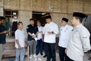 Penjabat (Pj) Gubernur Aceh, Dr. H. Safrizal ZA, M.Si., meninjau proses verifikasi pembangunan rumah layak huni yang akan dilakukan pada tahun 2025 oleh Pemerintah Aceh. Peninjauan ini dilakukan di Gampong Blang Dalam, Kecamatan Jeumpa, Kabupaten Bireuen, Jumat (10/1/2025). Foto: Biro Adpim