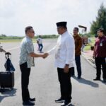 Penjabat Gubernur Aceh, Dr. H. Safrizal ZA., M.Si, menyambut kedatangan Rombongan Dewan Nasional Kawasan Ekonomi Khusus (KEK), didampingi Asisten II, Pi Wali Kota Lhokseumawe dan Pj Bupati Aceh Utara, di Bandara Malikussaleh Lhokseumawe, Jumat 10/01/2025. Foto: Biro Adpim