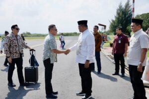 Penjabat Gubernur Aceh, Dr. H. Safrizal ZA., M.Si, menyambut kedatangan Rombongan Dewan Nasional Kawasan Ekonomi Khusus (KEK), didampingi Asisten II, Pi Wali Kota Lhokseumawe dan Pj Bupati Aceh Utara, di Bandara Malikussaleh Lhokseumawe, Jumat 10/01/2025. Foto: Biro Adpim