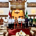 Penjabat Gubernur Aceh, Dr. H. Safrizal ZA, M.Si, menerima audiensi Pimpinan Wilayah Dewan Mesjid Indonesia (DMI) Aceh, terkait rencana Musyawarah Wilayah (muswil) ke III di Pendopo Gubernur Aceh, rabu, 8/1/2025. Foto: Biro Adpim